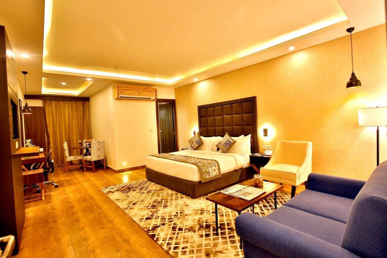 Отель The Fern Residency Нойда Экстерьер фото