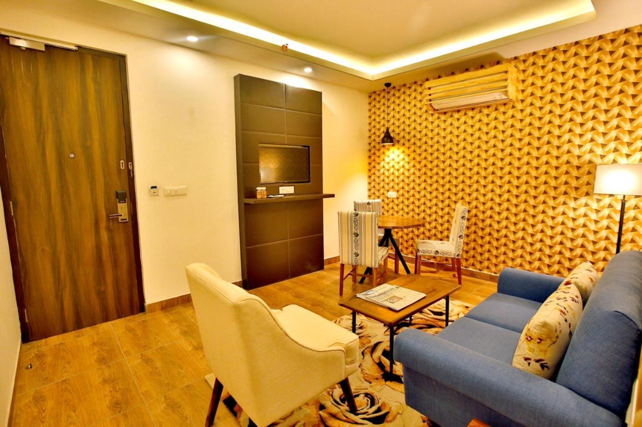 Отель The Fern Residency Нойда Экстерьер фото